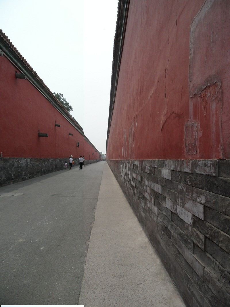 walkway separating the Royal Residence from the rest of the Royal Palace